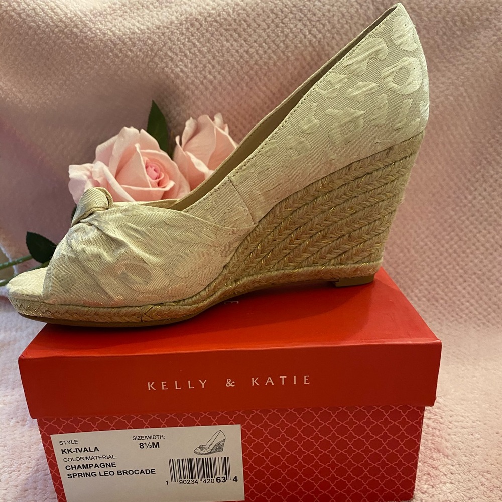 Kelly & Katie NIB Champagne Spring Leo Brocade size 8.5 peep toe